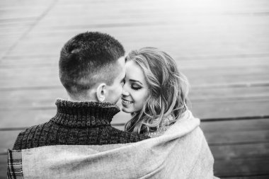 Mutlu çift iskelede rahatlatıcı