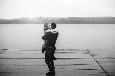 Genç mutlu çift eğlenmek