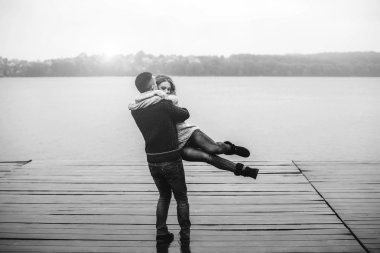 Genç mutlu çift eğlenmek