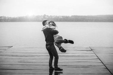 Genç mutlu çift eğlenmek