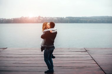 Genç mutlu çift açık iyi eğlenceler