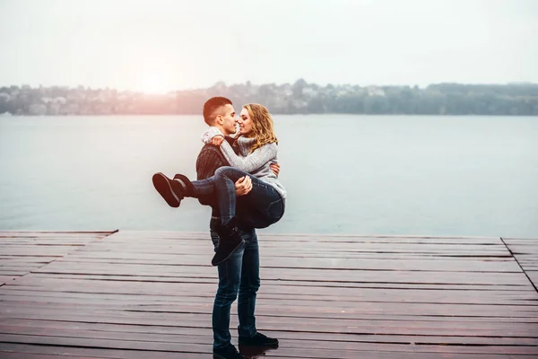 Young couple kissing — Stock Photo, Image