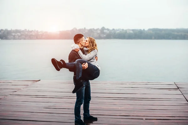 Tineri cuplu sărutat — Fotografie, imagine de stoc