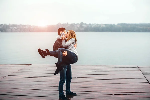 Jovem casal beijando — Fotografia de Stock