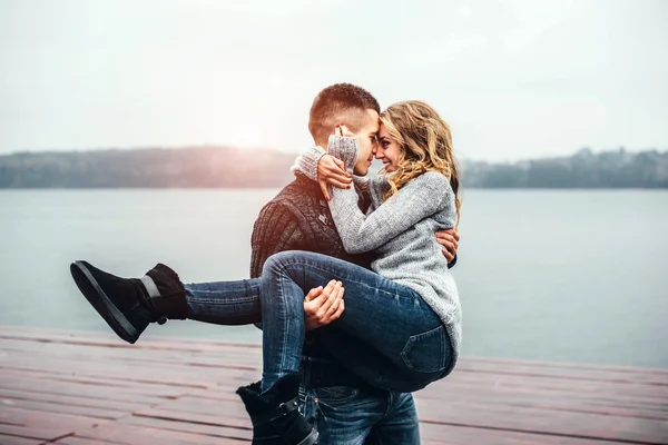 Genç adam kız arkadaşı kollarında holding — Stok fotoğraf