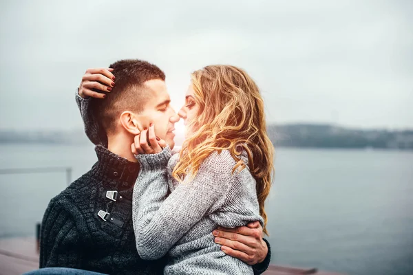 Junges Paar küsst sich — Stockfoto