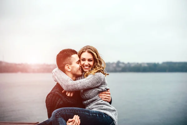Jonge man met zijn vriendin in armen — Stockfoto