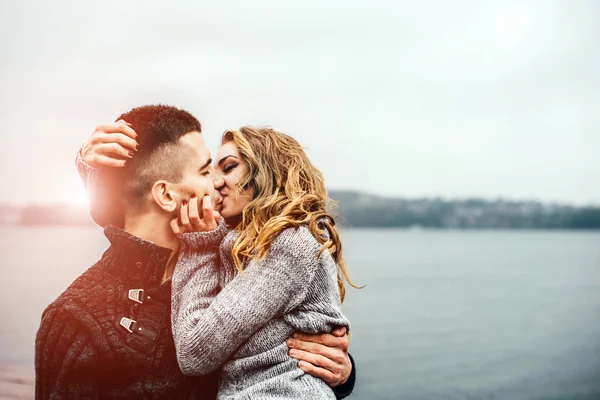 Jovem casal beijando — Fotografia de Stock