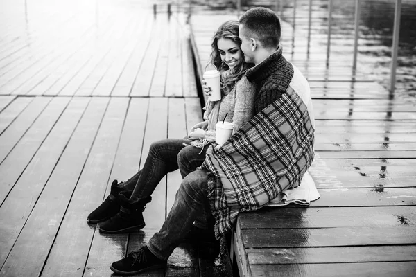 Casal feliz beber café quente — Fotografia de Stock