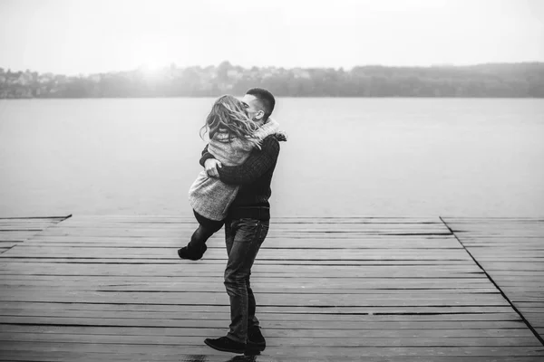 Jovem casal feliz se divertir — Fotografia de Stock