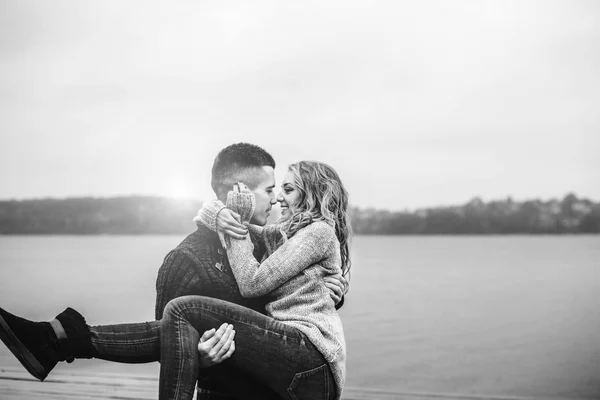 Jovem menino segurando sua menina nos braços — Fotografia de Stock