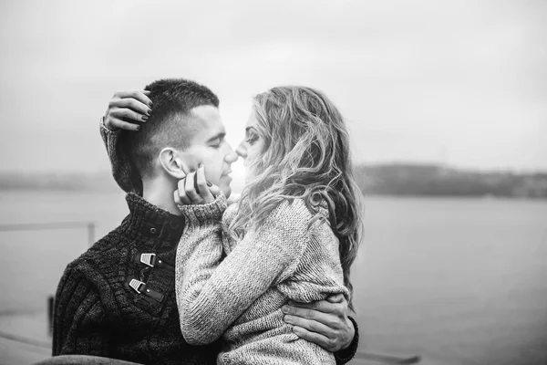 Joven pareja besándose — Foto de Stock