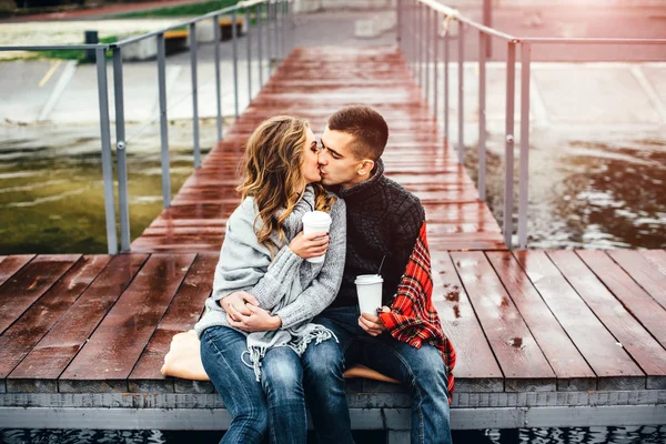 Glückliches Paar küsst sich — Stockfoto