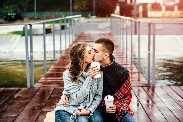 Lyckligt par kyssas — Stockfoto