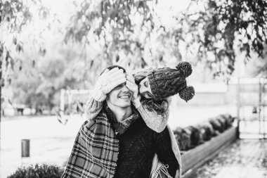 Mutlu genç çiftin siyah beyaz fotoğraf