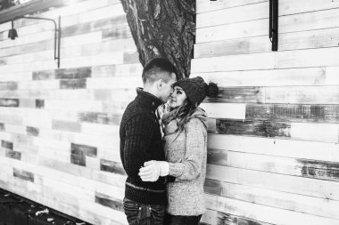 Parktaki mutlu genç çift 