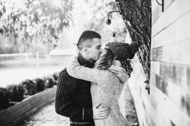 Parktaki mutlu genç çift 