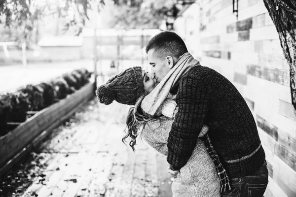 Foto en blanco y negro de la feliz pareja joven — Foto de Stock