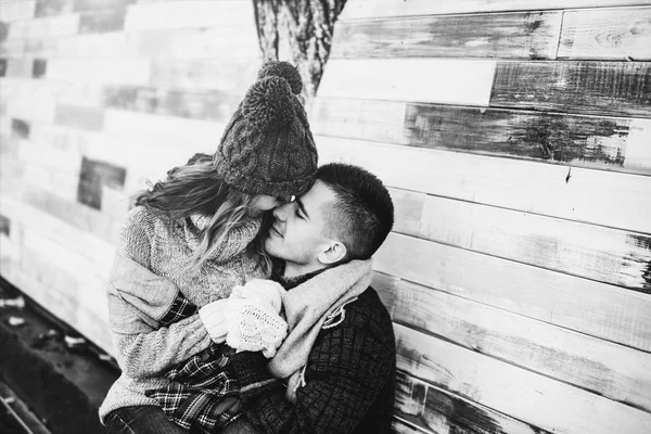 Foto preto e branco de feliz jovem casal — Fotografia de Stock