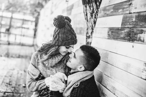 Foto preto e branco de feliz jovem casal — Fotografia de Stock