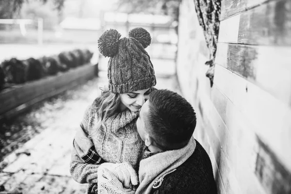 Foto preto e branco de feliz jovem casal — Fotografia de Stock