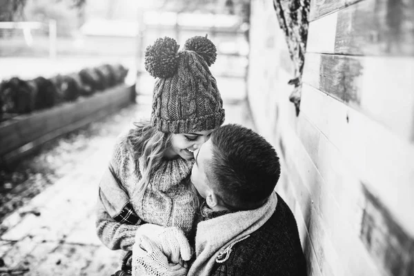 幸せな若いカップルの黒と白の写真 — ストック写真