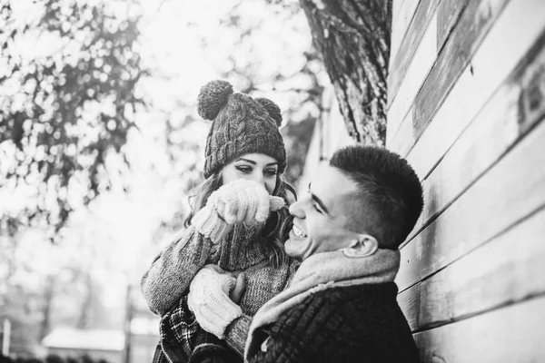 Foto preto e branco de feliz jovem casal — Fotografia de Stock