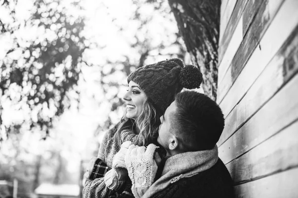 Schwarz-Weiß-Foto eines glücklichen jungen Paares — Stockfoto