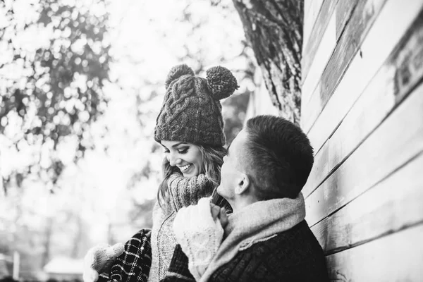 Mutlu genç çiftin siyah beyaz fotoğraf — Stok fotoğraf
