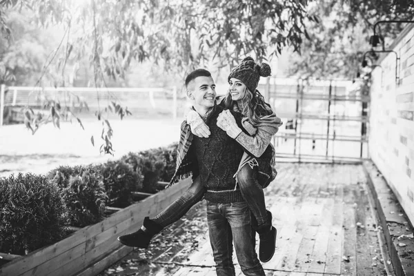 Black and white photo of Happy young couple — Stock Photo, Image