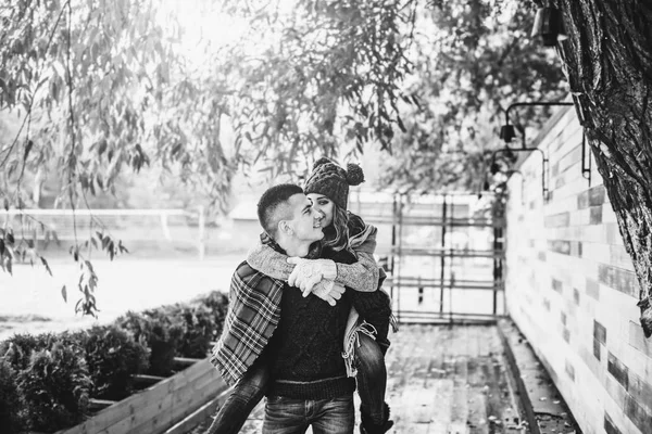 Foto preto e branco de feliz jovem casal — Fotografia de Stock