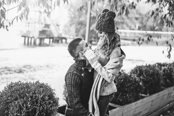 Foto en blanco y negro de la feliz pareja joven —  Fotos de Stock