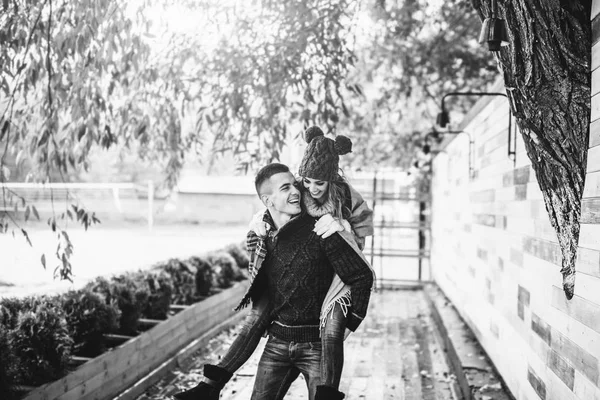 Foto preto e branco de feliz jovem casal — Fotografia de Stock