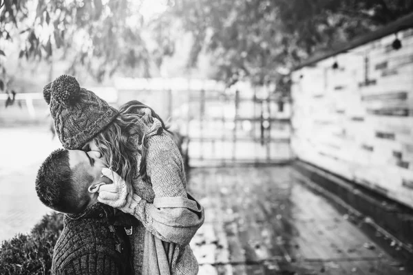 Foto preto e branco de feliz jovem casal — Fotografia de Stock