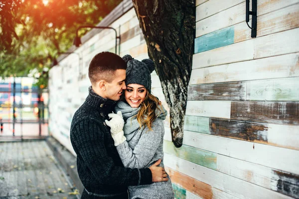 Gelukkige jonge paar hebben plezier in het park — Stockfoto