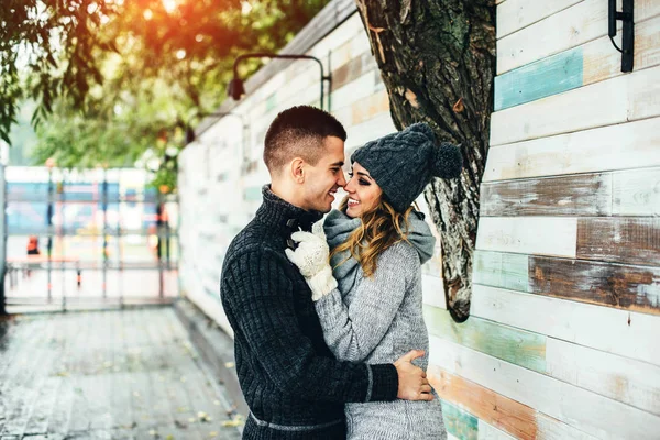 Gelukkige jonge paar hebben plezier in het park — Stockfoto
