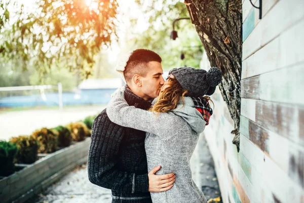 Jovem mulher e homem se divertir no parque — Fotografia de Stock