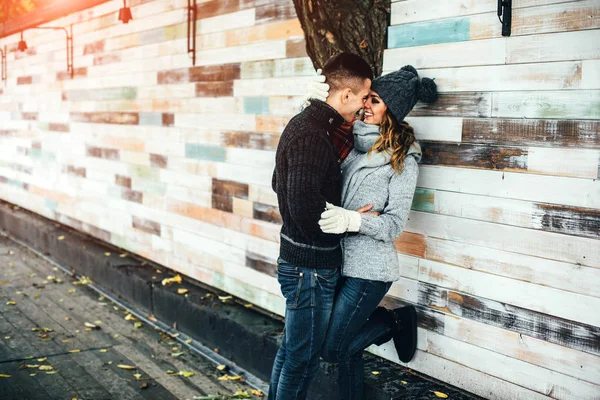 Junge Frau und Mann haben Spaß im Park — Stockfoto