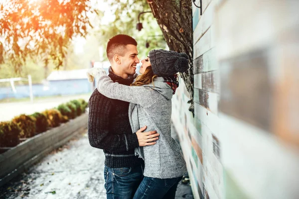 Mujer joven y el hombre se divierten en el parque — Foto de Stock