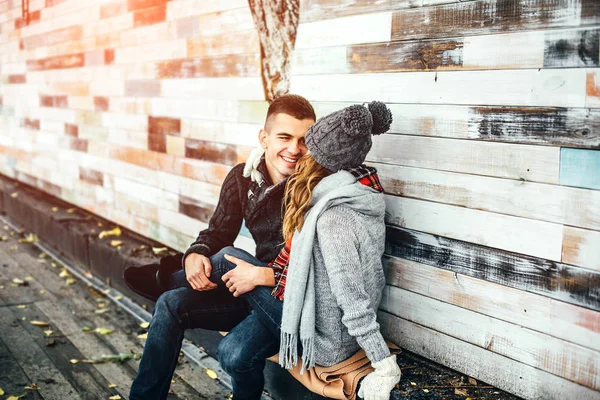 Genç kadın ve adam parkta eğlenin — Stok fotoğraf