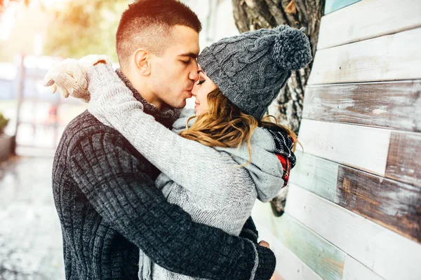 Jonge vrouw en man veel plezier in het park — Stockfoto