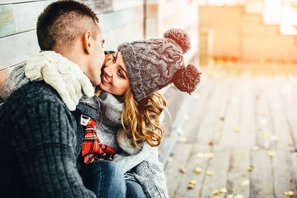 Junge Frau und Mann haben Spaß im Park — Stockfoto