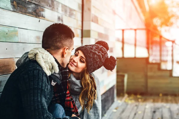 Jeune femme et l'homme s'amusent dans le parc — Photo