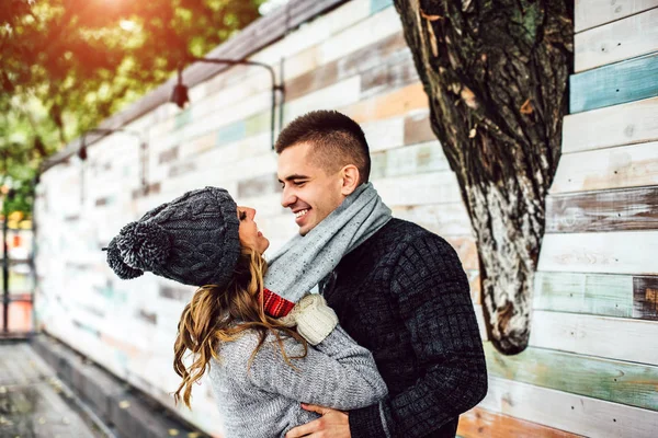 Giovane donna e uomo si divertono nel parco — Foto Stock