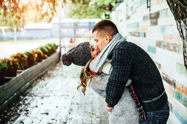 Mujer joven y el hombre se divierten en el parque — Foto de Stock