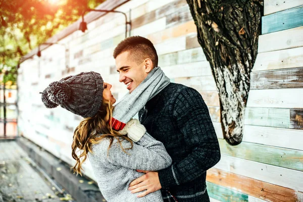 Mladá žena a muž mají zábavu v parku — Stock fotografie