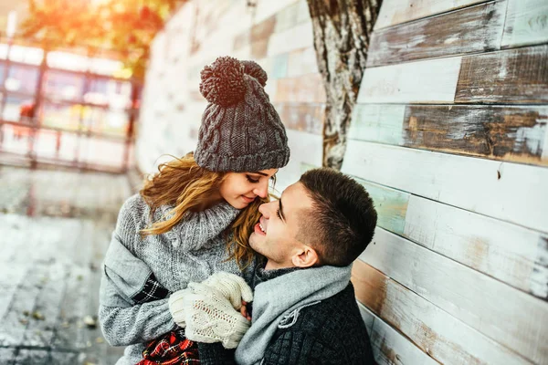 Junge Frau und Mann haben Spaß im Park — Stockfoto