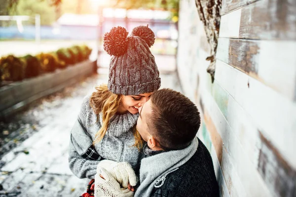 Feliz joven pareja enamorada — Foto de Stock