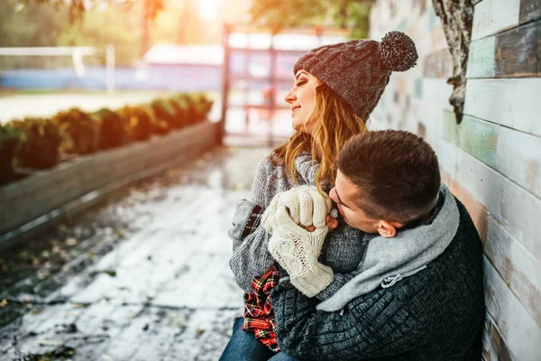 Feliz jovem casal apaixonado — Fotografia de Stock