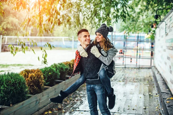 Feliz joven pareja enamorada — Foto de Stock